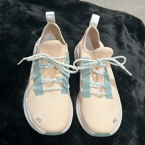 On Cloud Running Cloudeasy - Women’s size 9